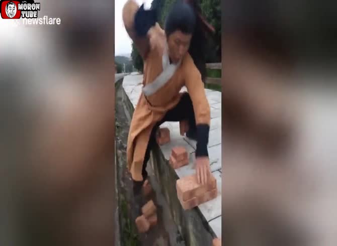 Video :In 37 seconds, a kung fu expert destroys 100 bricks with the edge of his palm